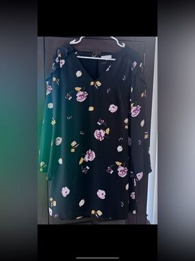 Black Floral V-Neck Shift Dress with Ruffle Shoulders